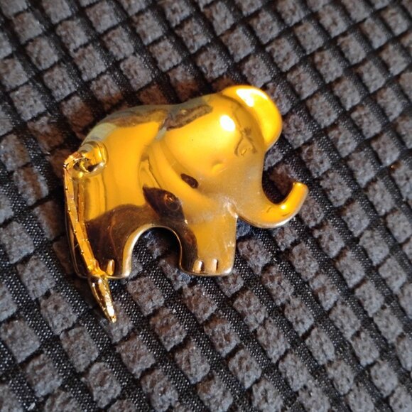 Golden Elephant Brooch With Movable Tail - Picture 3 of 9